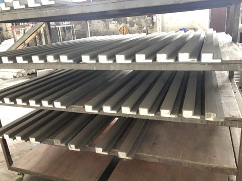 在選擇防水涂料時(shí)，應(yīng)考慮其與EPS線條的相容性和附著力，避免出現(xiàn)脫落、起泡等問題。