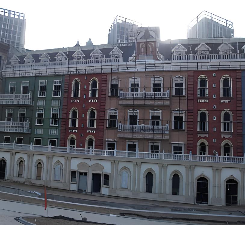 EPS外墻裝飾線條采用聚苯乙烯材料制成，這種材料具有質(zhì)量輕、強(qiáng)度高、保溫性能好等優(yōu)點(diǎn)。