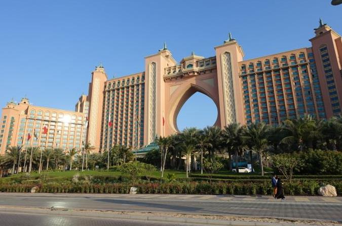 EPS外墻裝飾線條的外觀精美，可以模仿天然石材、木材等材料的紋理和質(zhì)感。