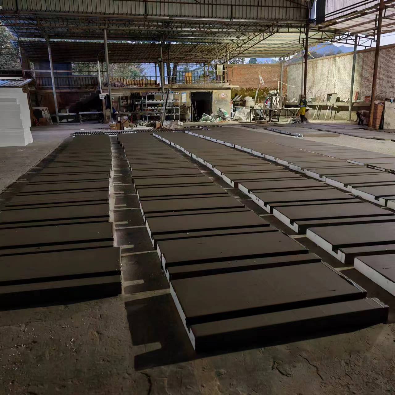 EPS板的價(jià)格相對(duì)較高，因此對(duì)于一些預(yù)算有限的工程來(lái)說(shuō)可能不太適合。