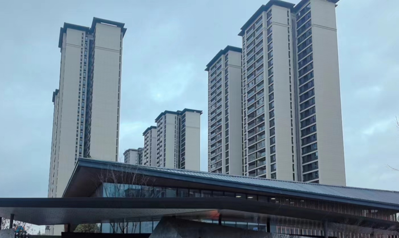 EPS外墻裝飾線條具有質(zhì)量輕盈、保溫性能好、強(qiáng)度高、安裝簡便、無裂縫等優(yōu)點(diǎn)