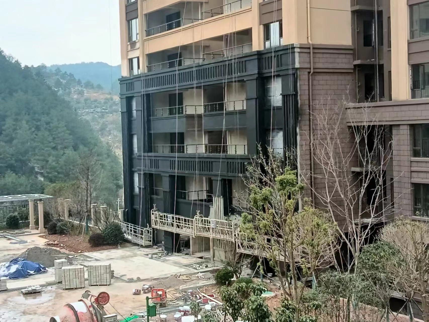 EPS外墻裝飾線條的防水處理難點(diǎn)主要在于其多孔、易吸水等特點(diǎn)。