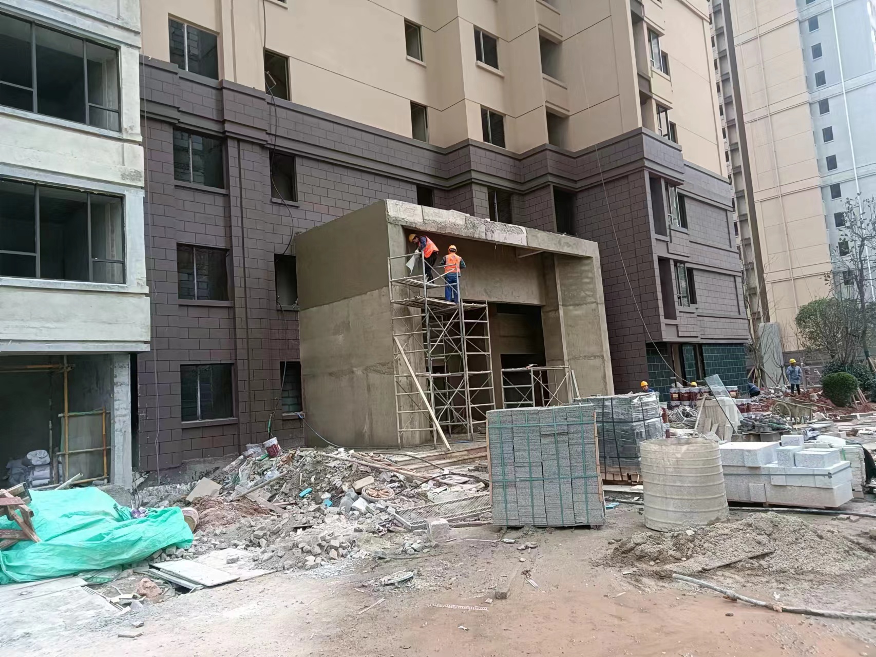 外墻EPS線條在施工過程中，由于各種因素的影響，不可避免地會出現(xiàn)接縫。