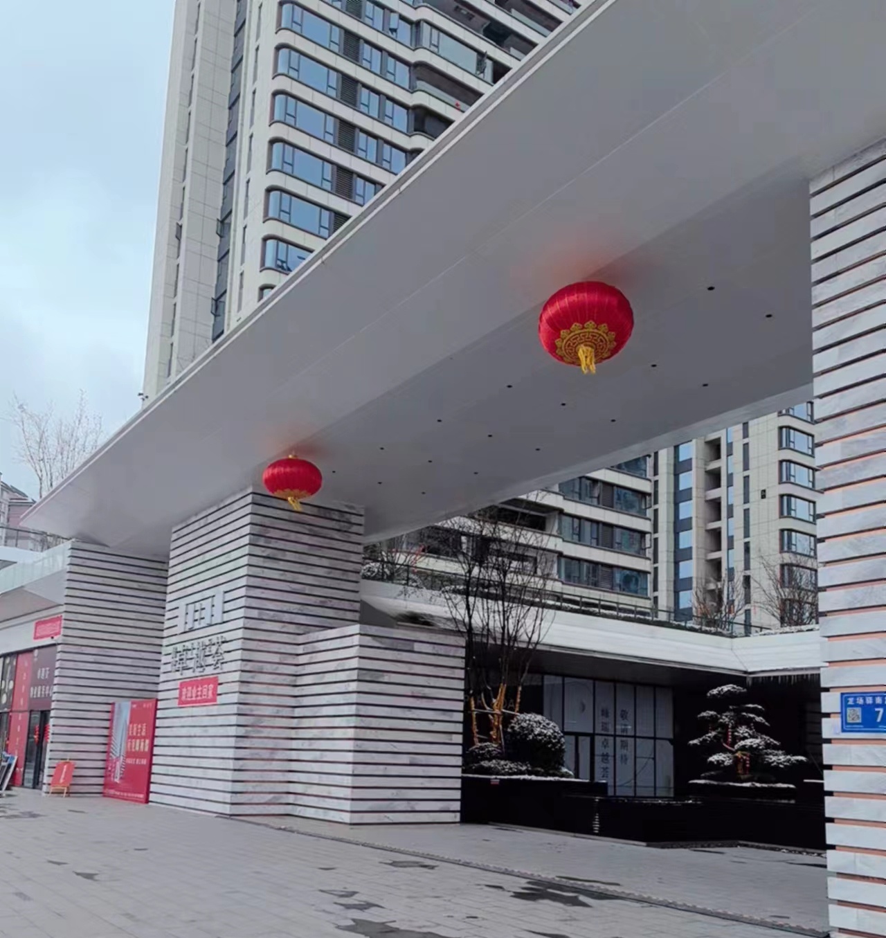 【eps線條廠家】EPS外墻裝飾線條與瓷磚膠的應(yīng)用探討