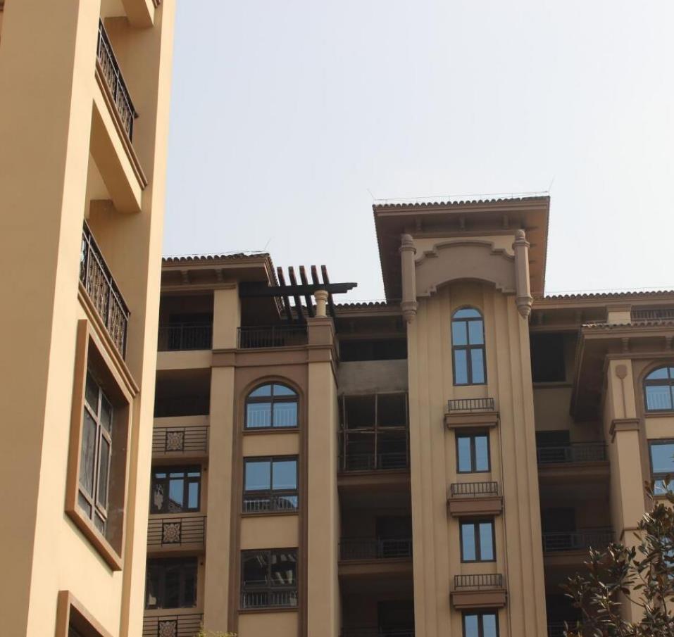 EPS外墻線條主要由聚苯乙烯顆粒經(jīng)過加熱發(fā)泡而成，其表面覆蓋一層抗裂砂漿，內(nèi)部填充保溫材料。