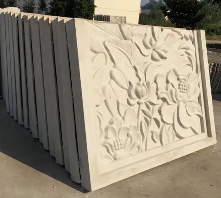 將EPS浮雕按設(shè)計(jì)圖紙和實(shí)際尺寸進(jìn)行拼接，然后將其粘貼在安裝基材上。