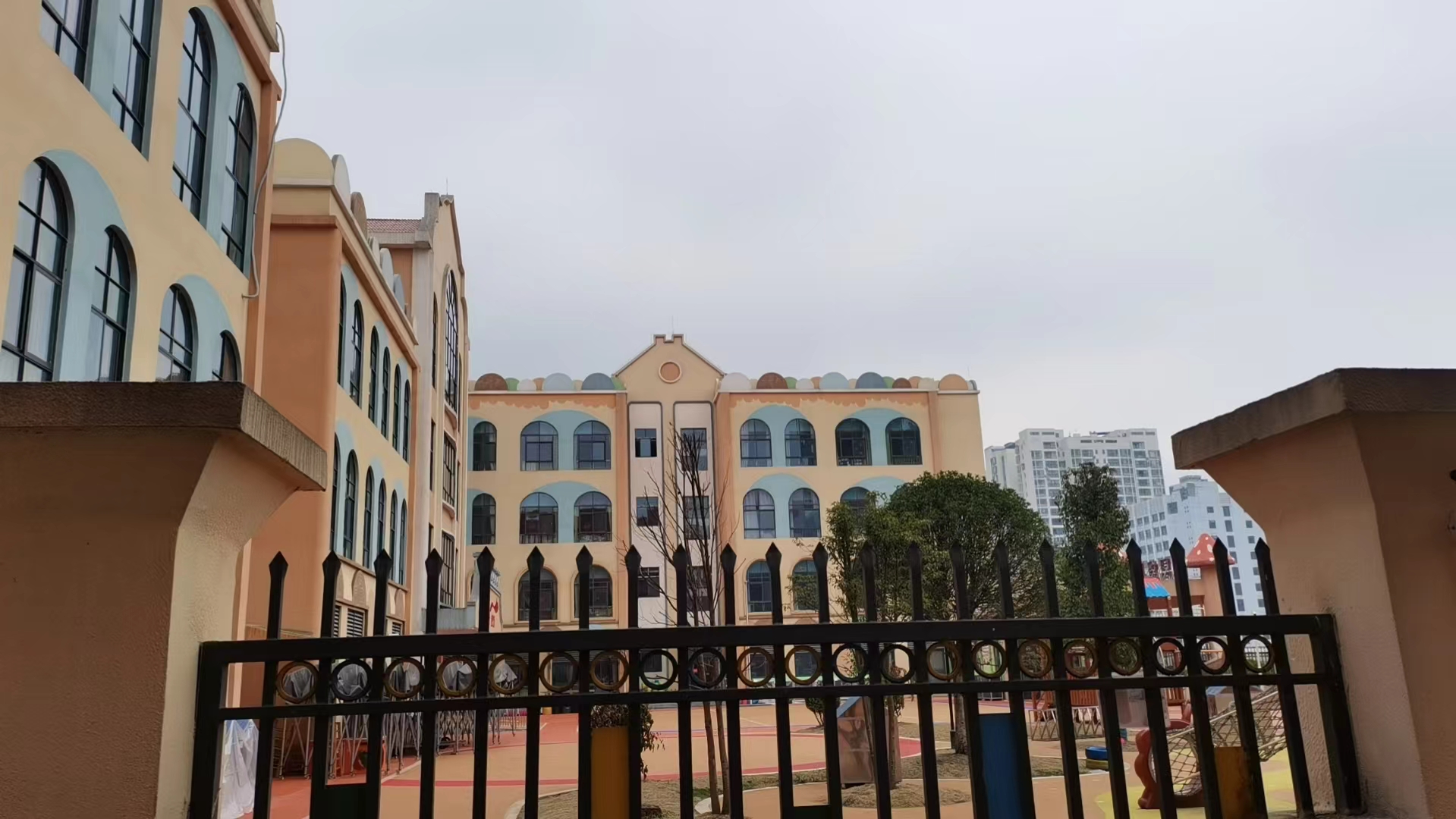 EPS線條的主要原料是聚苯乙烯，這是一種廣泛使用的塑料材料，具有優(yōu)良的保溫性能和隔音性能。