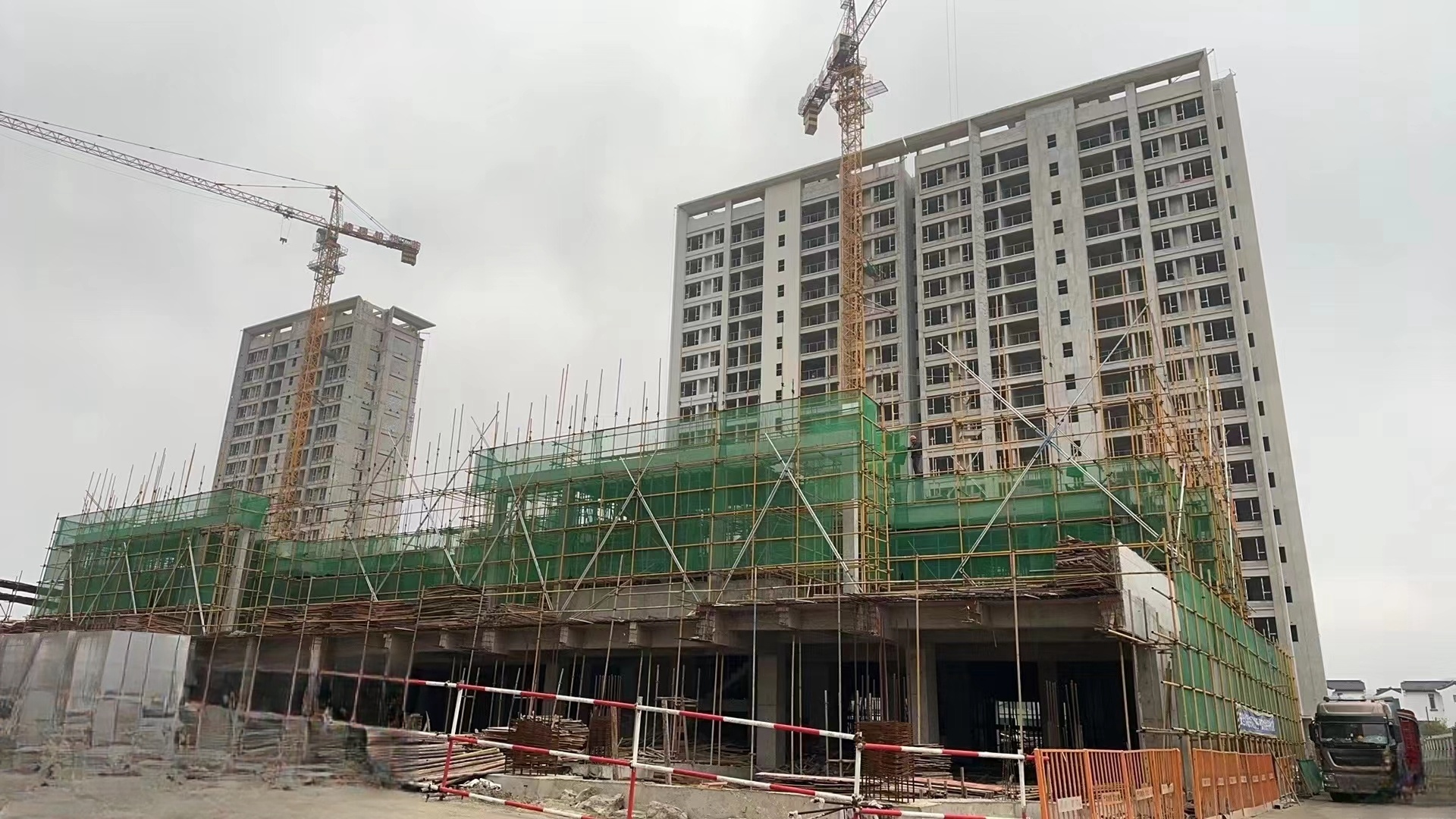 【eps線條廠家】外墻裝飾材料大PK：EPS線條和輕石構(gòu)件誰能笑到最后？