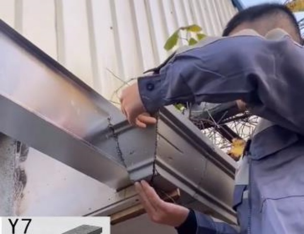 EPS外墻線條通常采用粘貼或錨固的方式安裝，施工簡(jiǎn)便，工期短