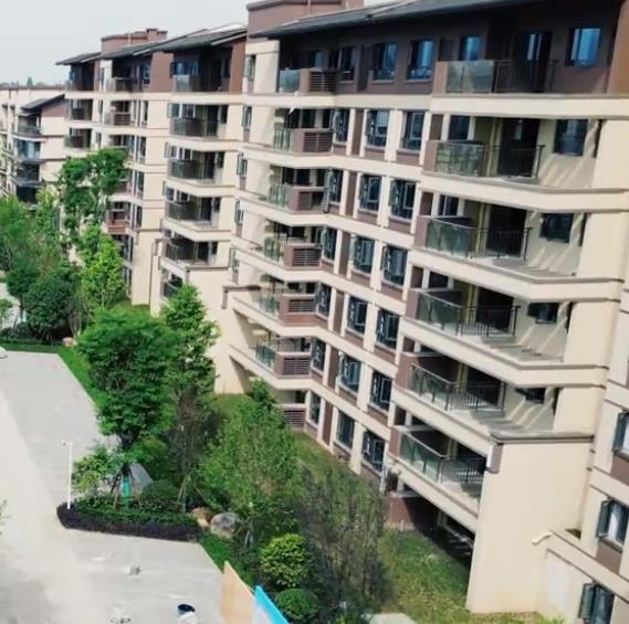 安裝EPS外墻裝飾線條前，需對墻面進行仔細(xì)檢查，確保墻面平整、干燥、無油污和雜物