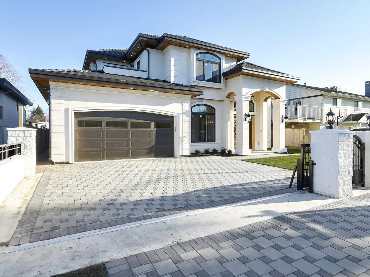 【eps線(xiàn)條廠家】外墻裝飾必備技巧：安裝EPS線(xiàn)條后如何進(jìn)行刷水處理？