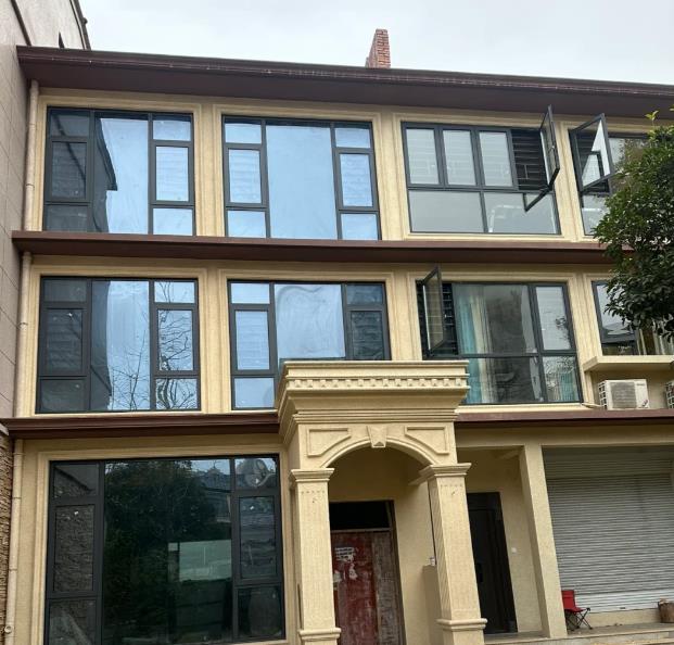 EPS羅馬柱采用輕質(zhì)材料制成，重量僅為傳統(tǒng)石材羅馬柱的十分之一左右