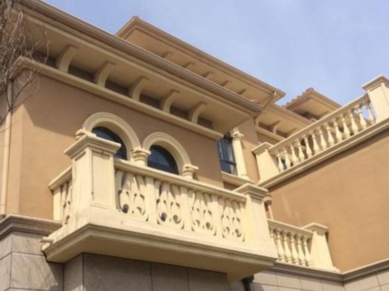 EPS外墻裝飾線條采用高品質(zhì)的材料制作而成，具有出色的耐久性和穩(wěn)定性。