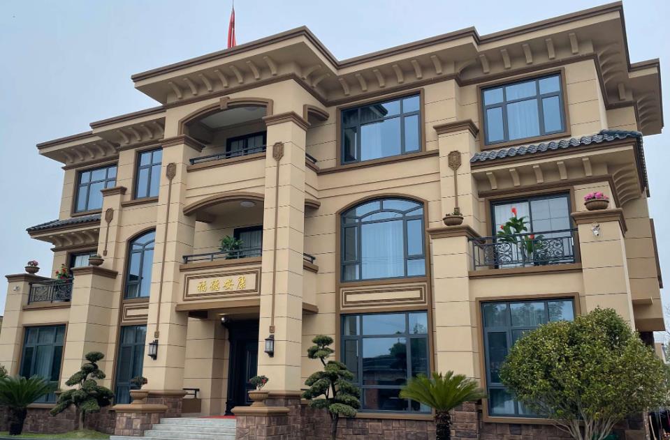 高質(zhì)量的EPS材料具有優(yōu)異的保溫性能、抗沖擊性能以及耐候性能，能夠確保裝飾線條的長期使用效果