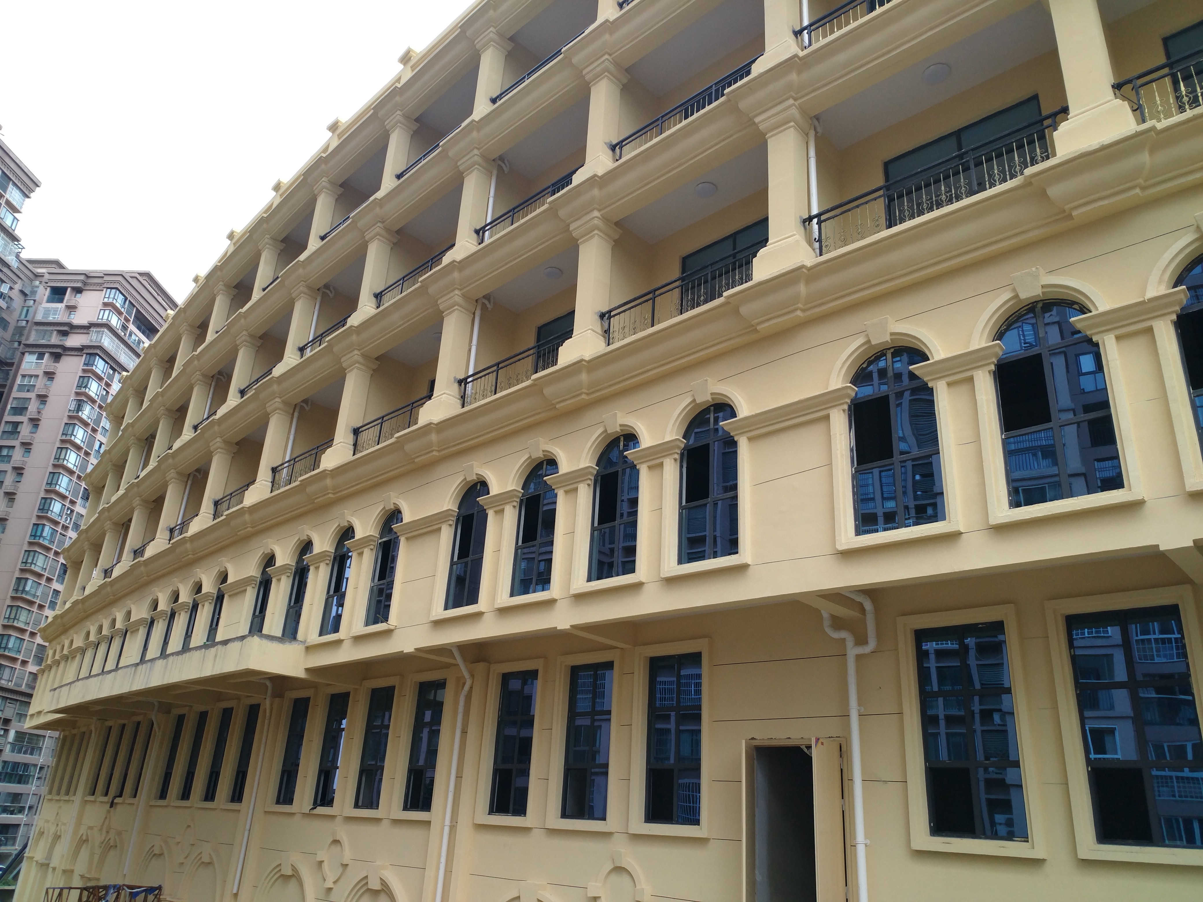 EPS線條可以用于高層建筑的立柱、陽臺(tái)、門窗等部位，既能夠保證安全