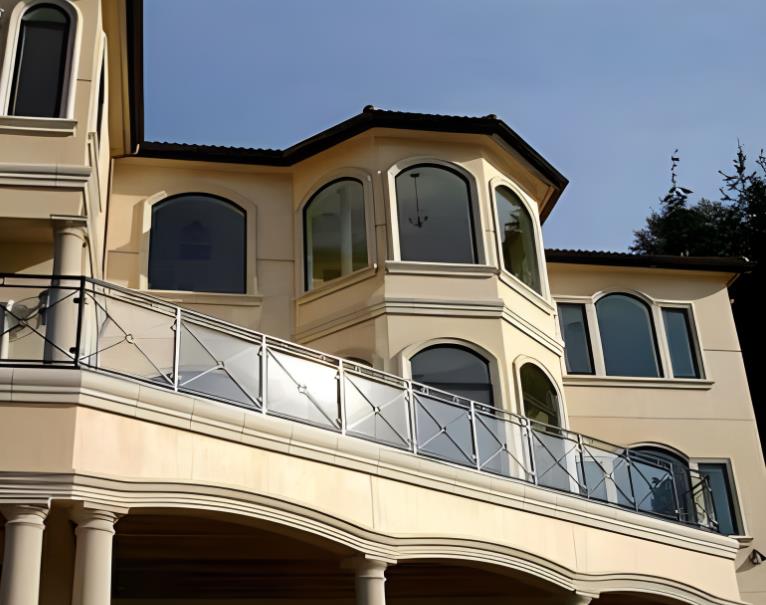 EPS線(xiàn)條安裝后的刷水處理是外墻裝飾中不可或缺的一步