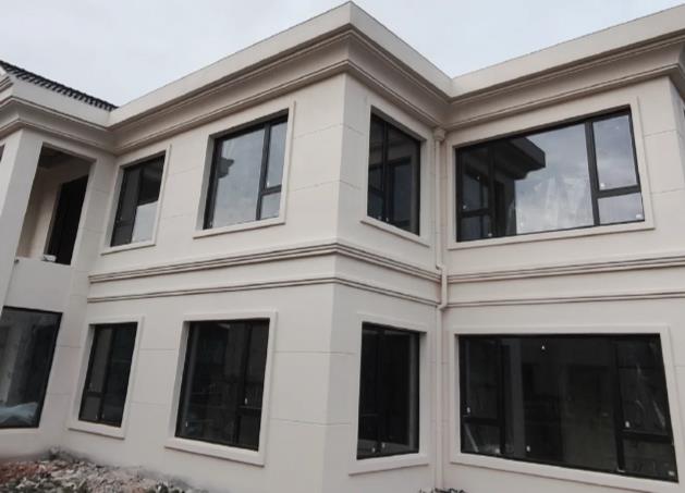 EPS外墻線條由輕質(zhì)材料制成，重量遠輕于傳統(tǒng)的水泥或石膏線條。